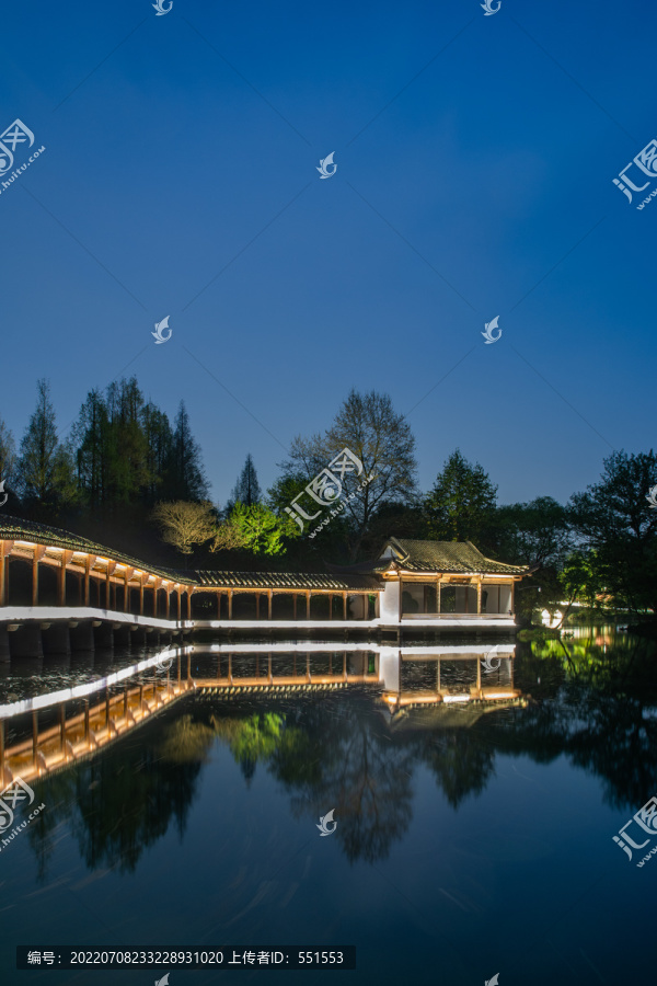 丛桂水阁夜景