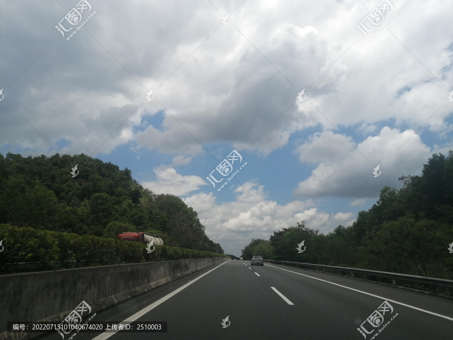 高速道路车流蓝天云层