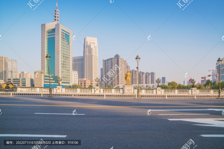 天津城市天际线和柏油马路街景