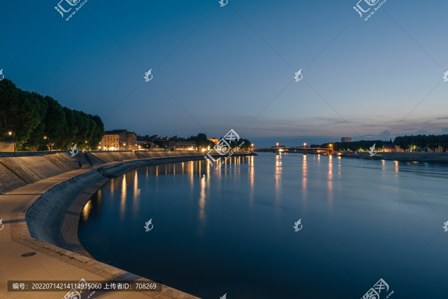 法国南法阿尔勒罗讷河畔夜景