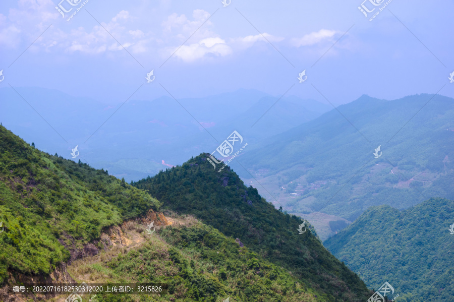 晴空夏日高山