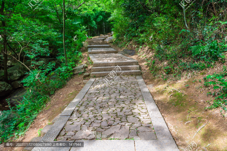 登山碎石路