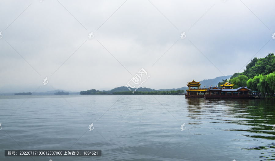 杭州西湖烟雨天