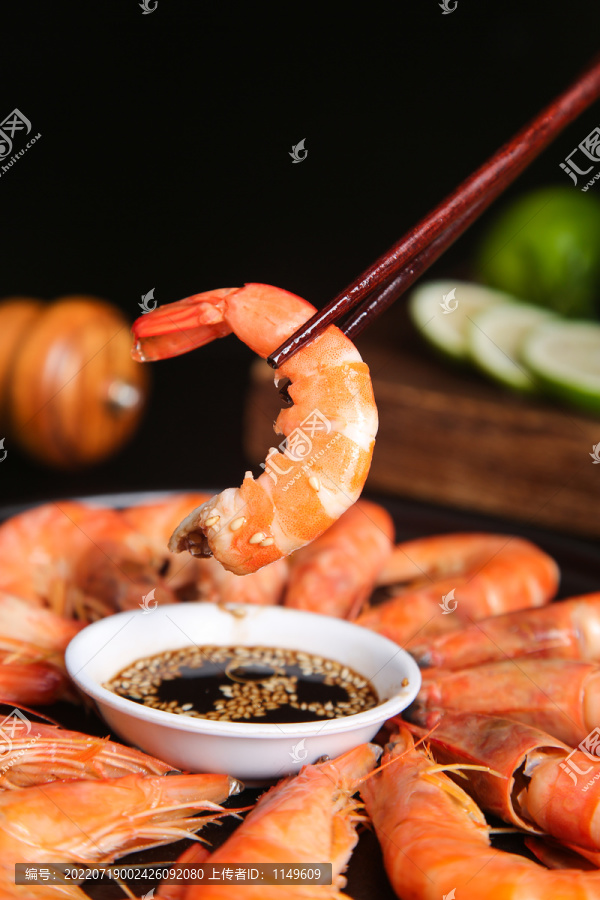 筷子上夹着白灼对虾