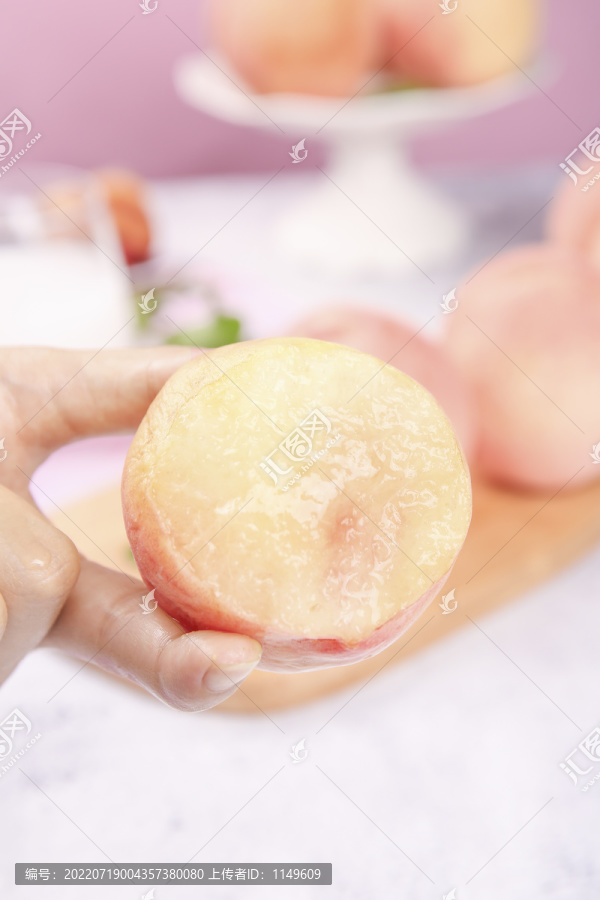 手拿着无锡水蜜桃