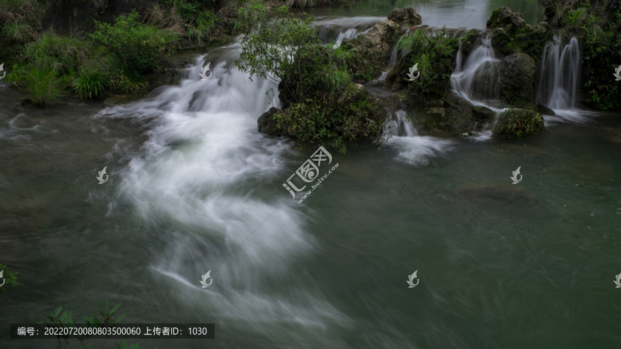 溪流清澈流水