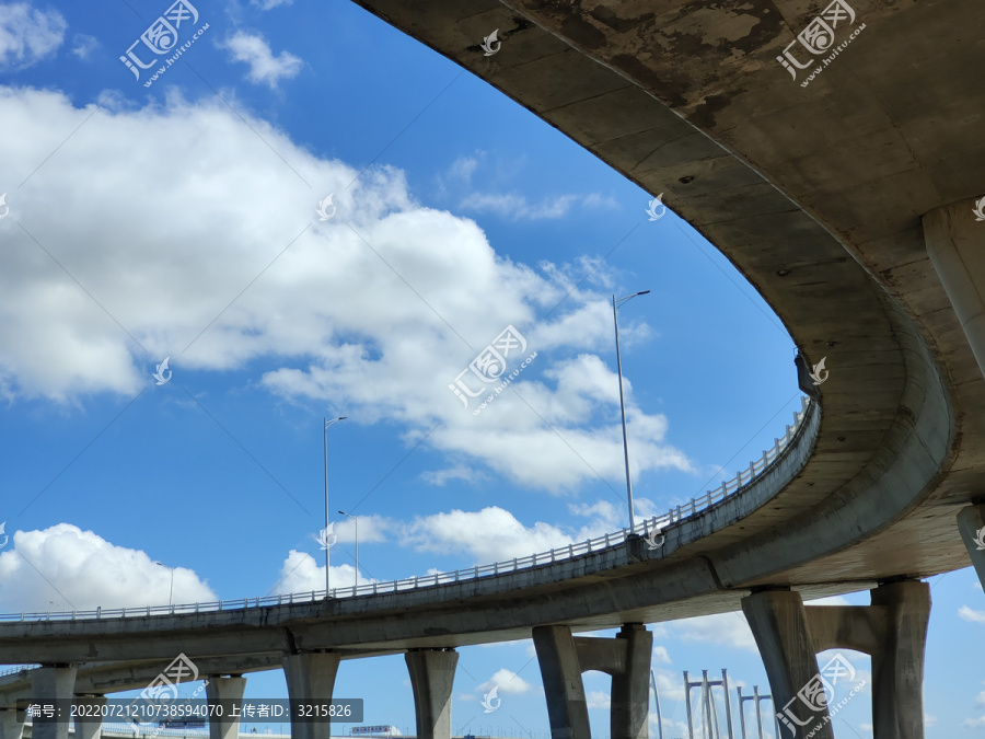 蓝天白云与桥梁