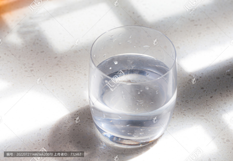 一杯纯净水与水杯