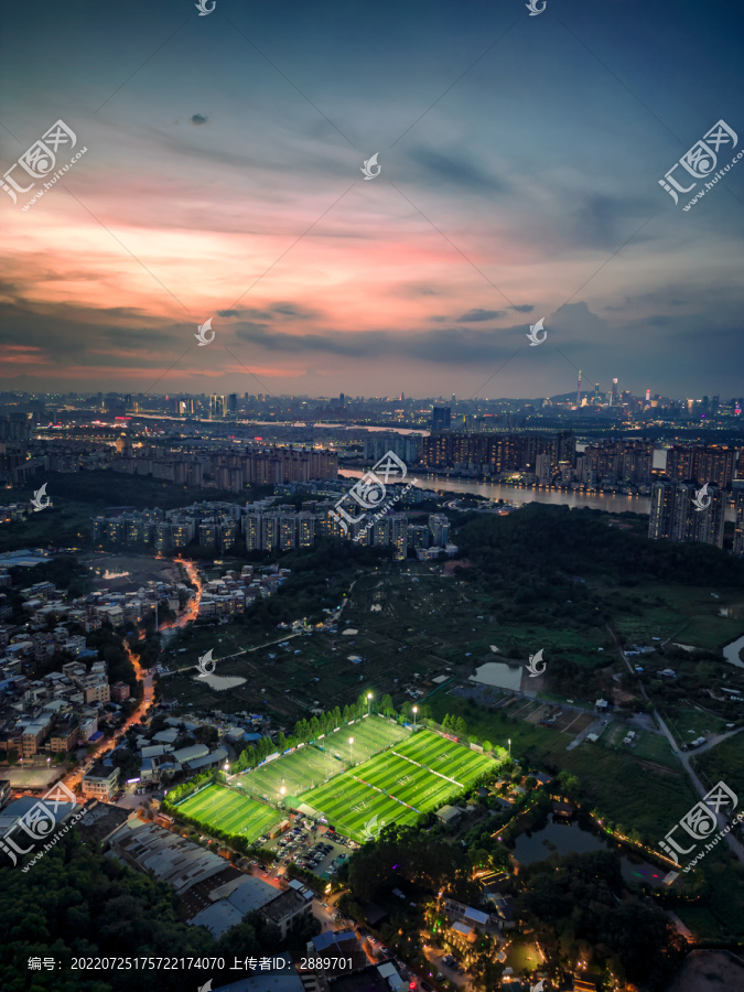 中国广州晚霞中的城市足球场