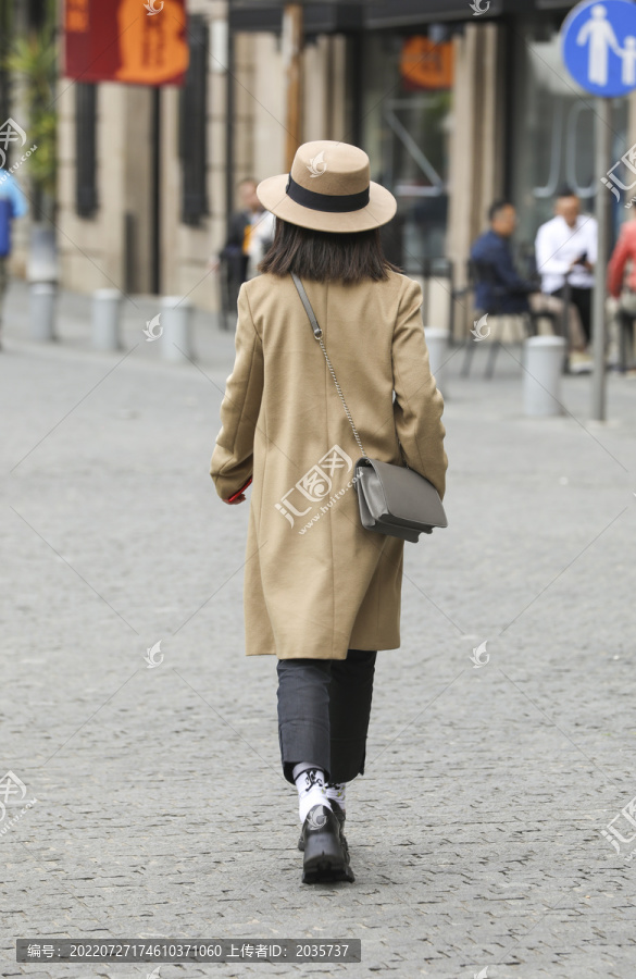 时尚女人走在街道上背影