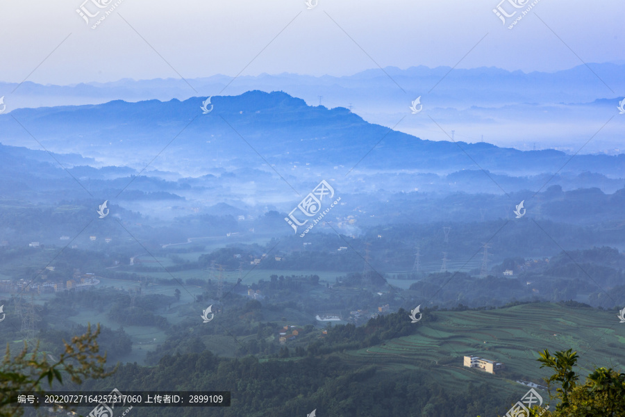 高山丘壑晨雾自然风光