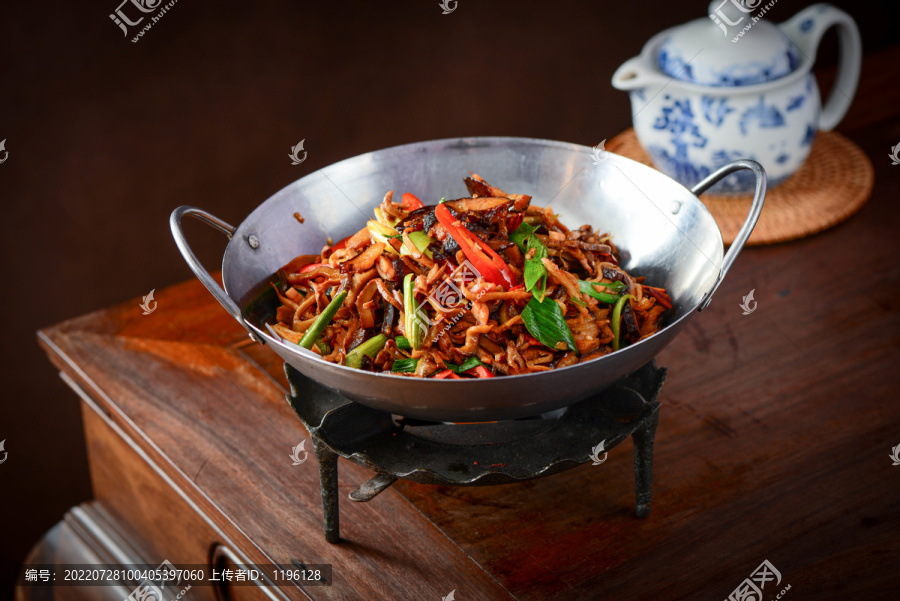 干锅油焖笋炒腊肉