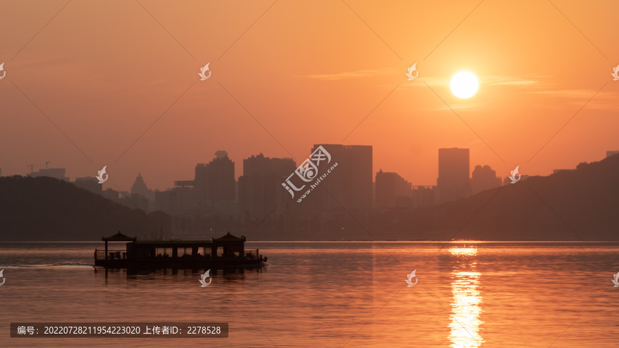 东湖夕阳与游船