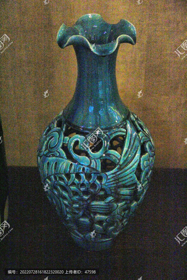 现代瓷瓶