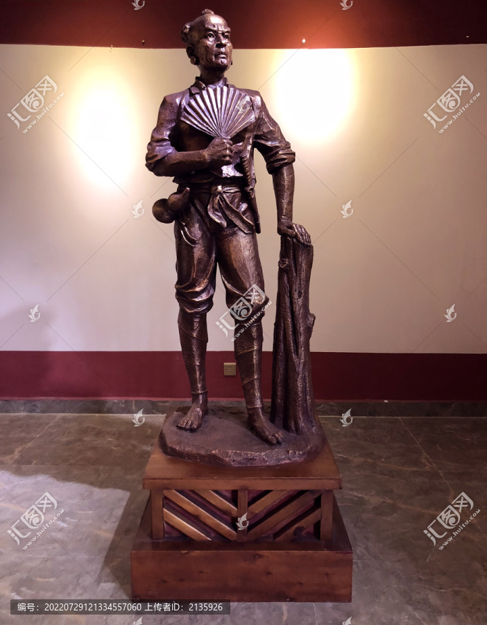 中基诺族博物馆的铜像