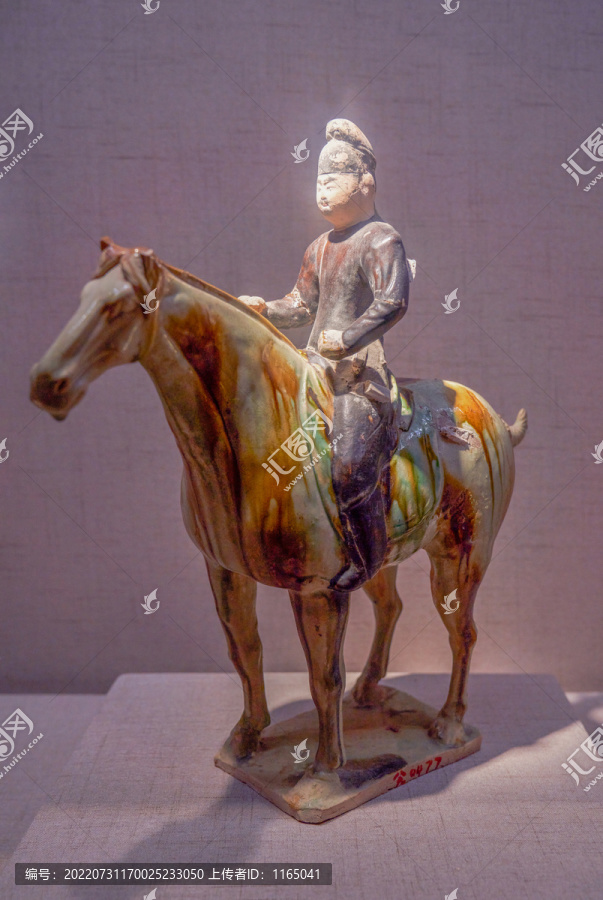 唐代三彩骑马狩猎俑
