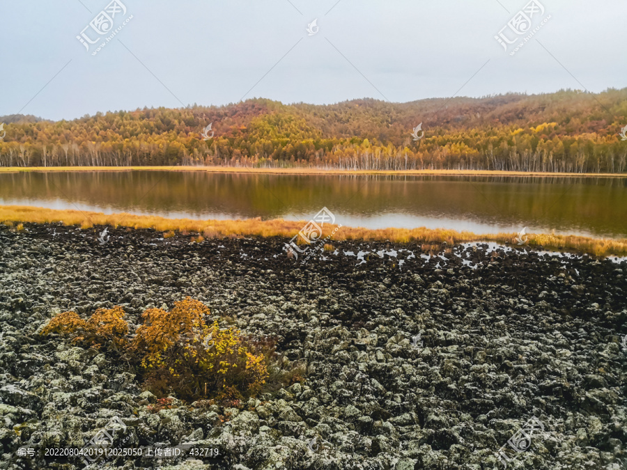 秋季火山堰塞湖