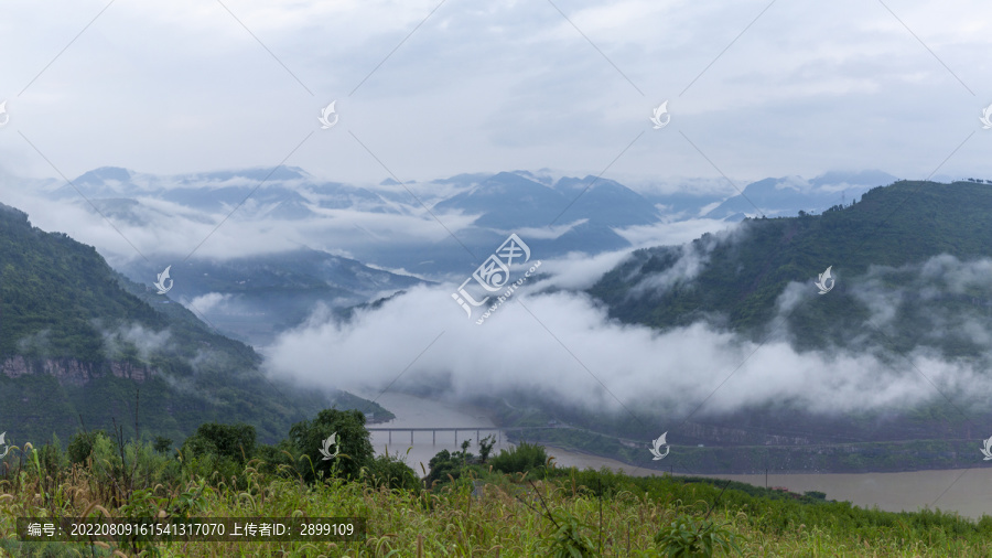 四川宜宾金沙江云雾缭绕高山