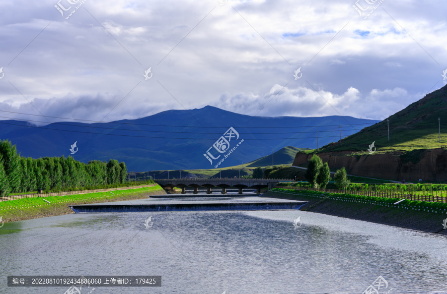 稻城大桥县城风光傍河湿地公园