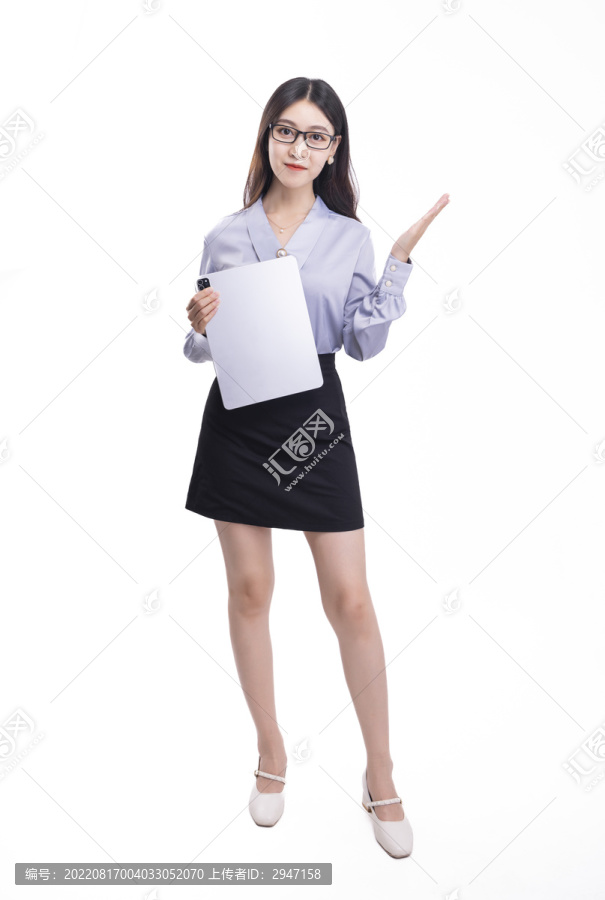 穿着短裙拿着平板电脑的女性