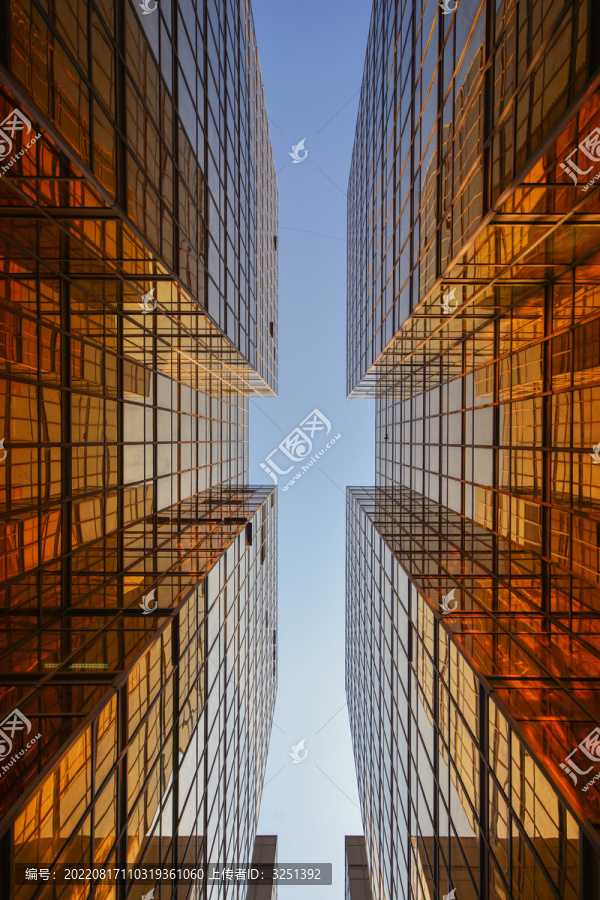 城市金融建筑高楼仰视图