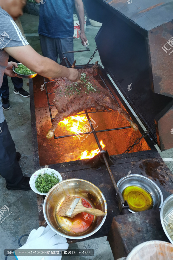 农家乐餐馆现场制作美味烤全羊