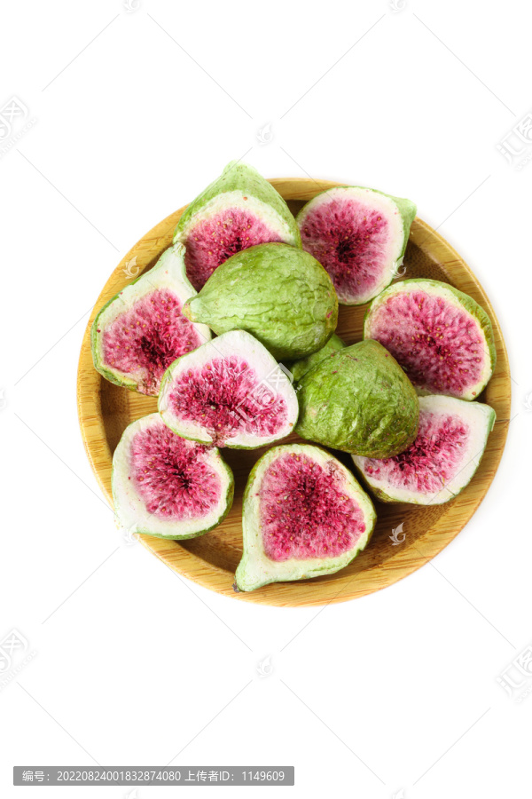 白底上放着一盘无花果干