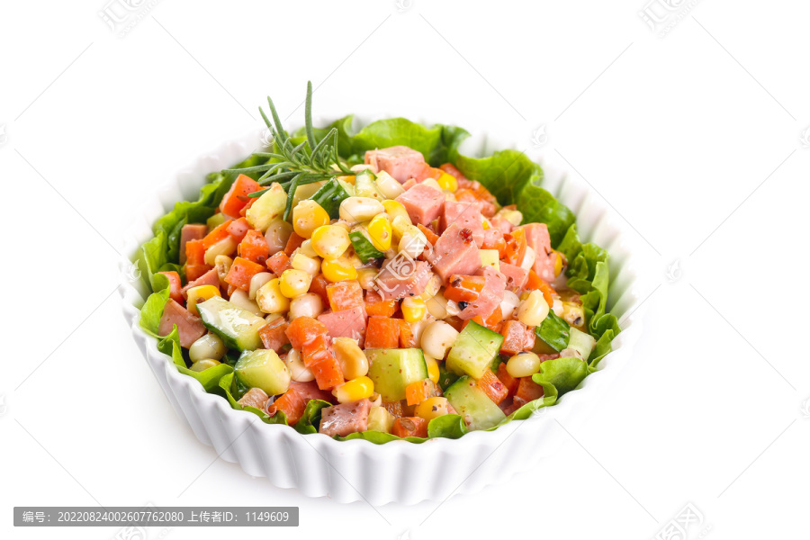 白底上放着一盘蔬菜沙拉