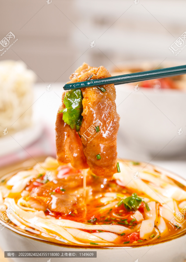 筷子上夹着的牛肉