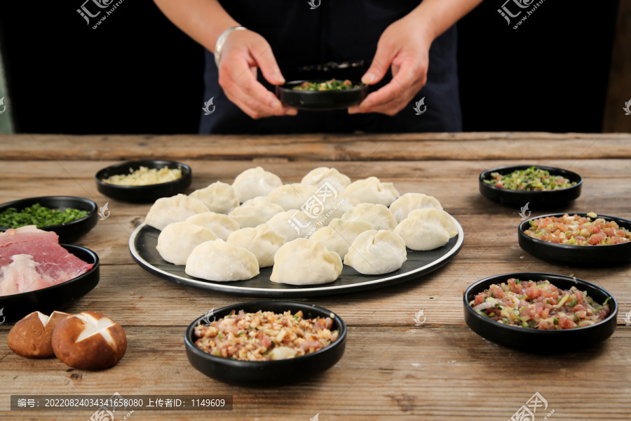 黑板上放着饺子