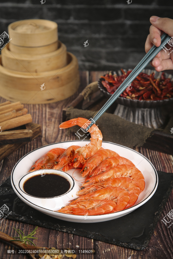 筷子上夹着清蒸对虾