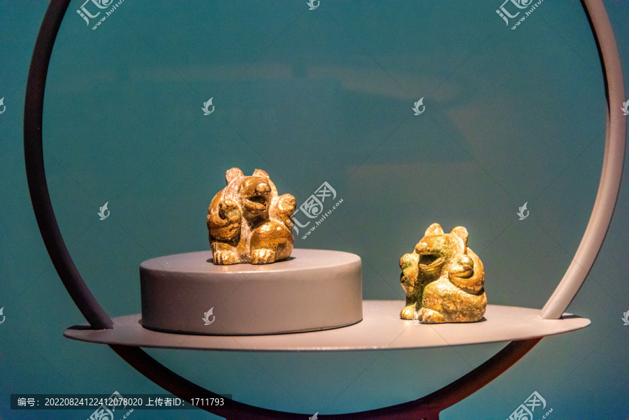 安徽博物院汉代铜鎏金熊形席镇