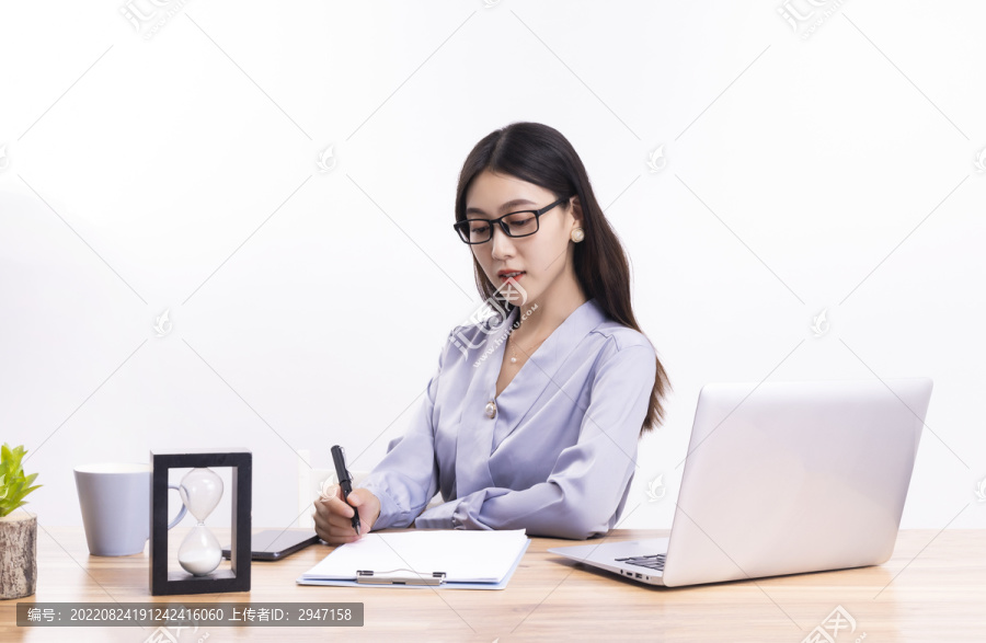 坐在办公桌前工作的商务女性