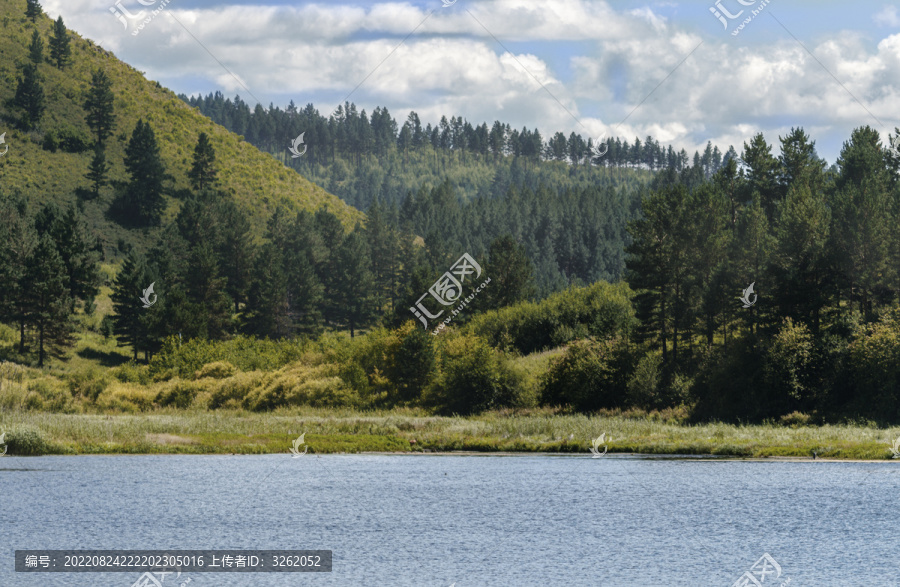 湖泊山脉森林秋景