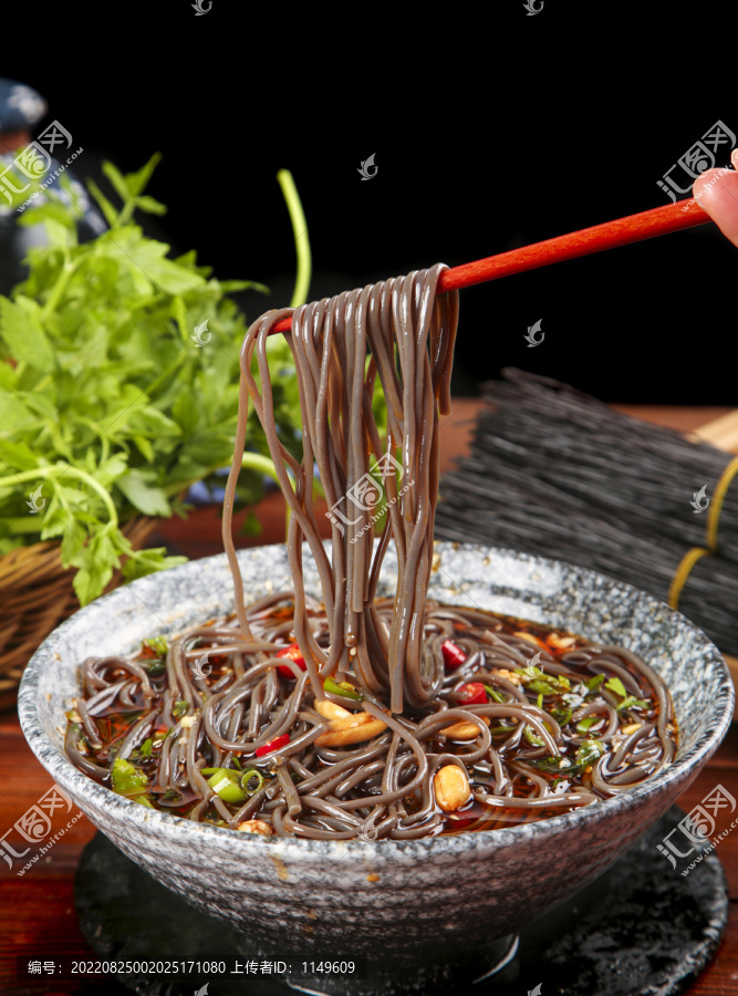 筷子上夹着蕨根粉