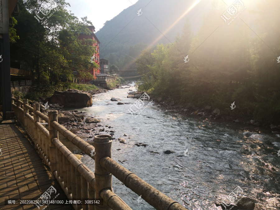 成都西岭雪山峡谷栈道河流