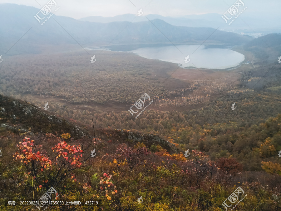 秋季清晨火山堰塞湖