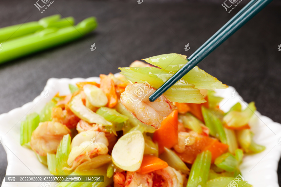 筷子上夹着芹菜炒虾仁