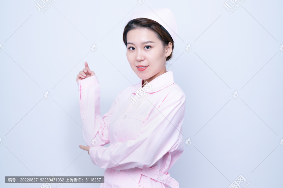 身穿护士服女性医护人员形象