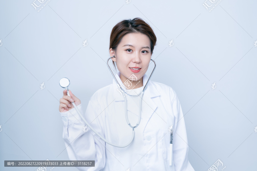年轻女医生手持听诊器
