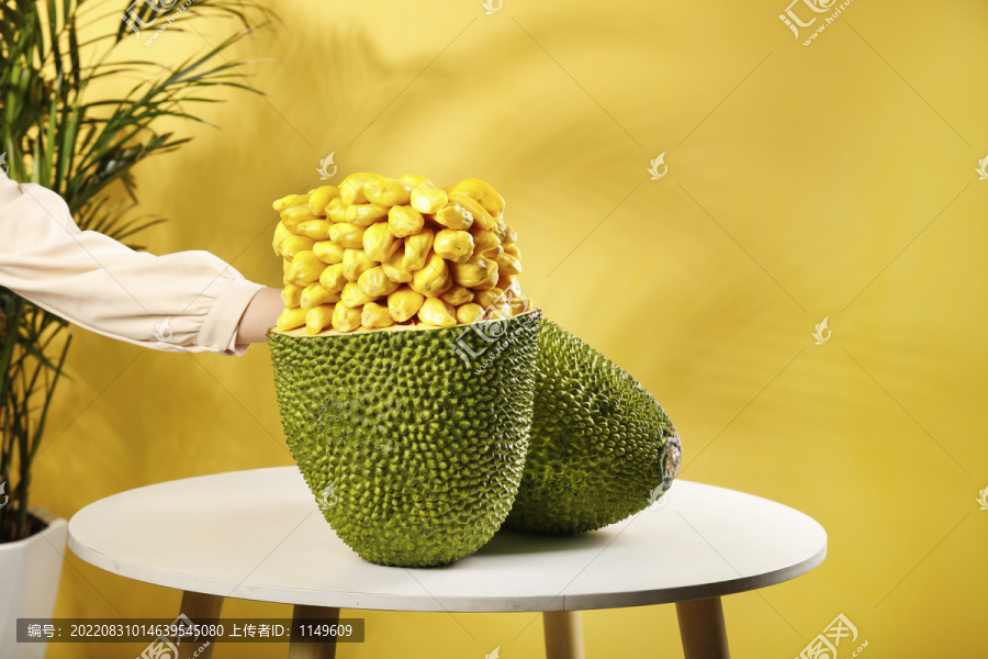 桌子上摆放着黄心菠萝蜜
