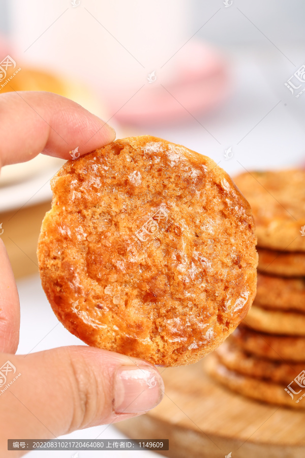 手里拿着鸡仔饼