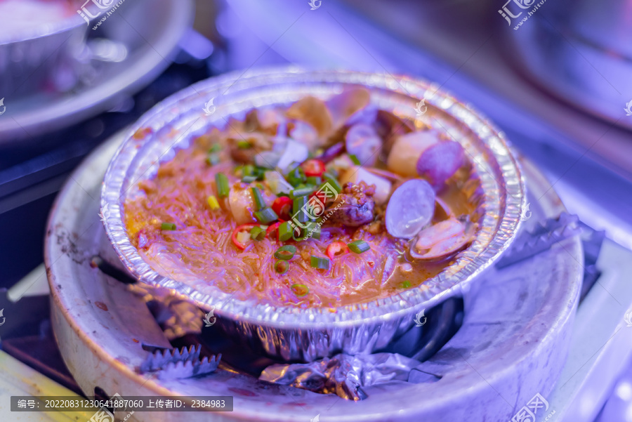 夜市网红美食锡纸花甲粉