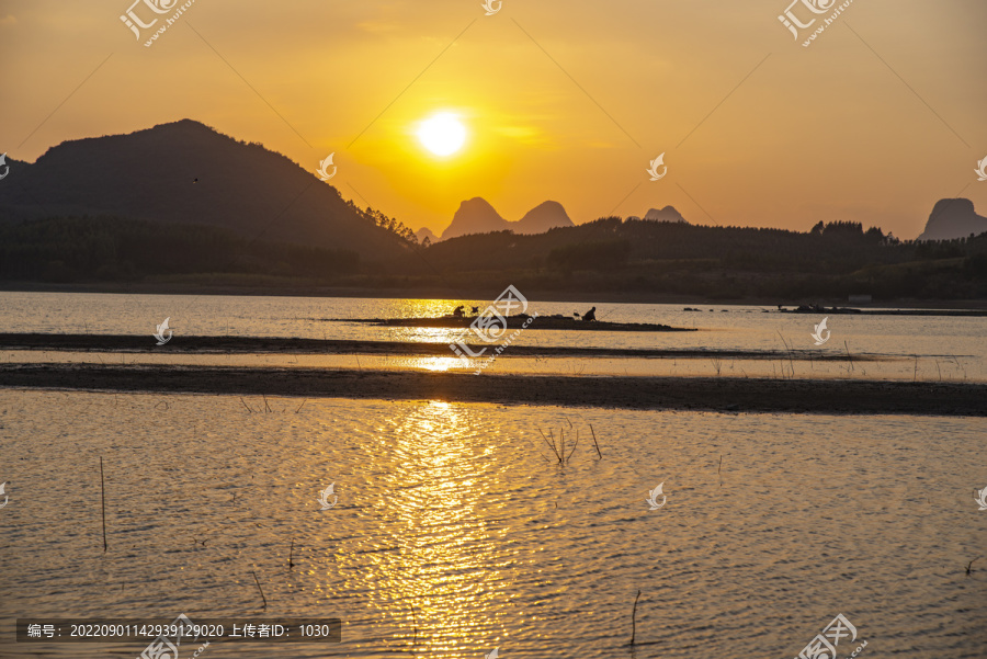 金色阳光湖泊风景