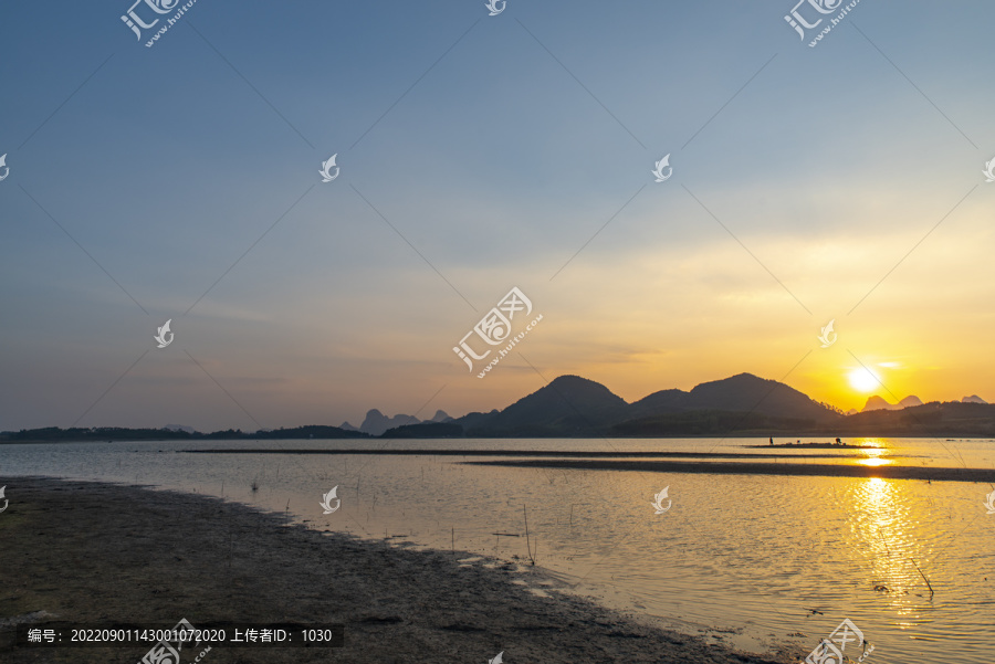 湖泊夕阳风景