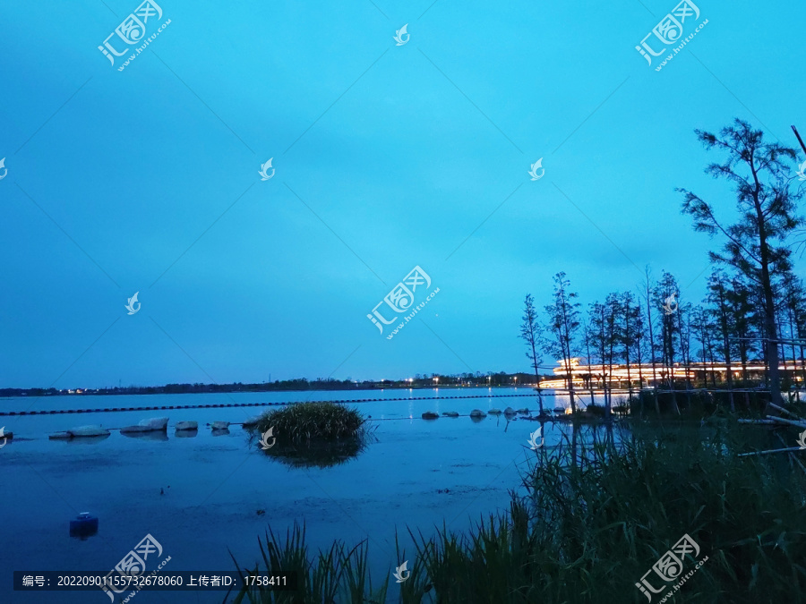 湖边湿地观光长堤夜景