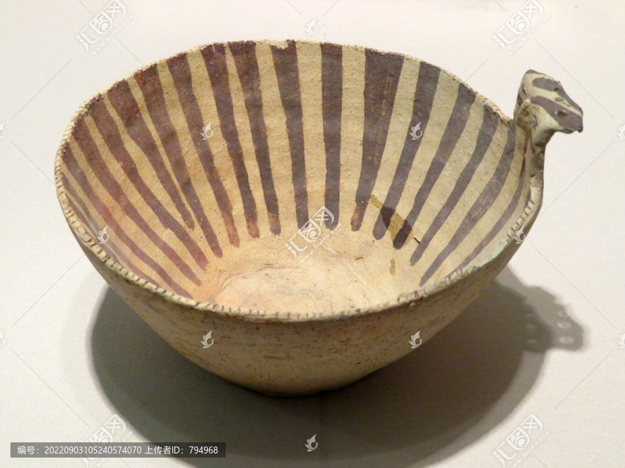 人面纹带柄彩陶碗