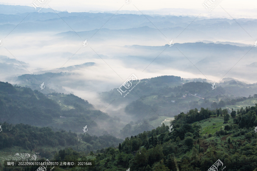 横江古镇晨雾缭绕高山沟壑风景