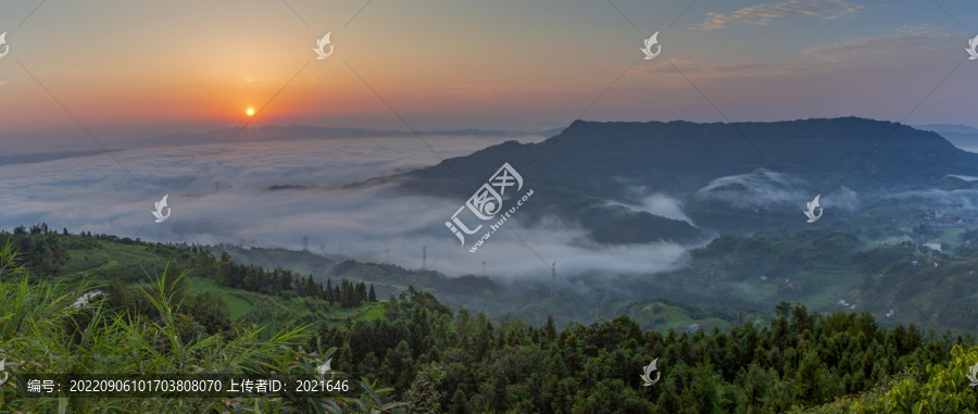 晨雾缭绕高山沟壑风景