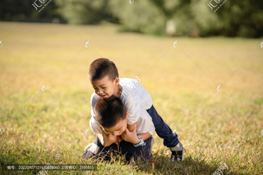 夏日的午后小兄弟俩在草地上玩
